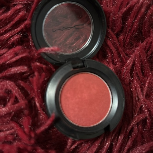 MAC Cosmetics Red Eyeshadow Bold Color - Picture 3 of 6